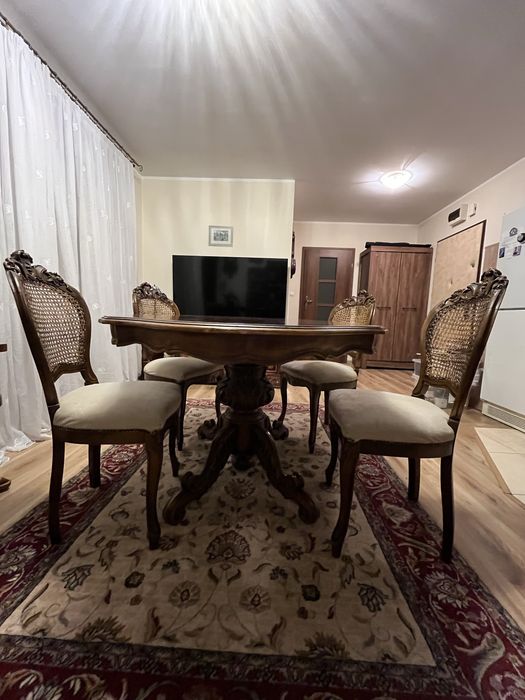 Stół drewniany z 4 krzesłami (ANTYKI)