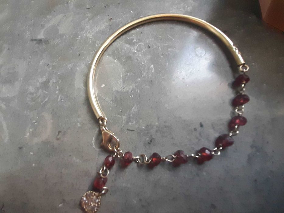 Pulseira prata dourada, Nunca usada