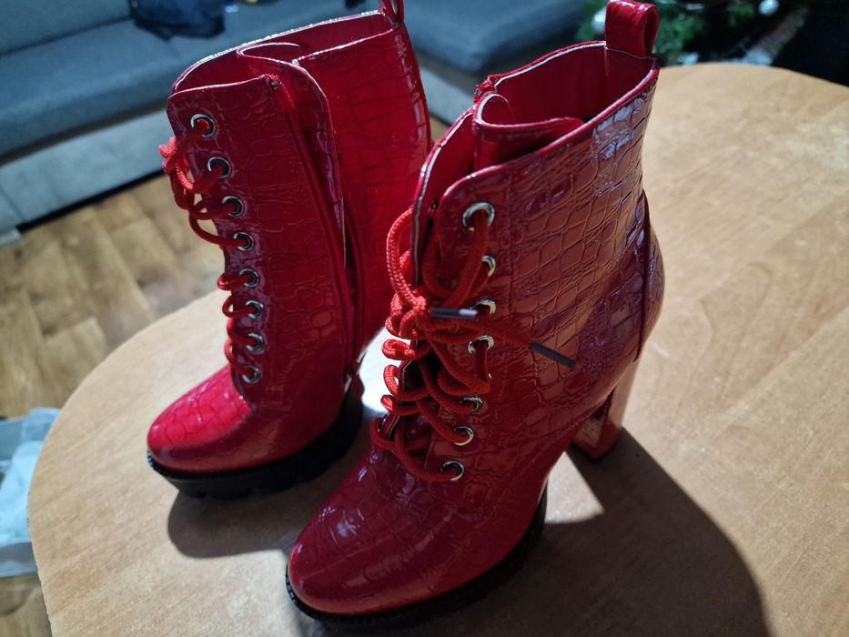 Buty czerwone lakierkowe