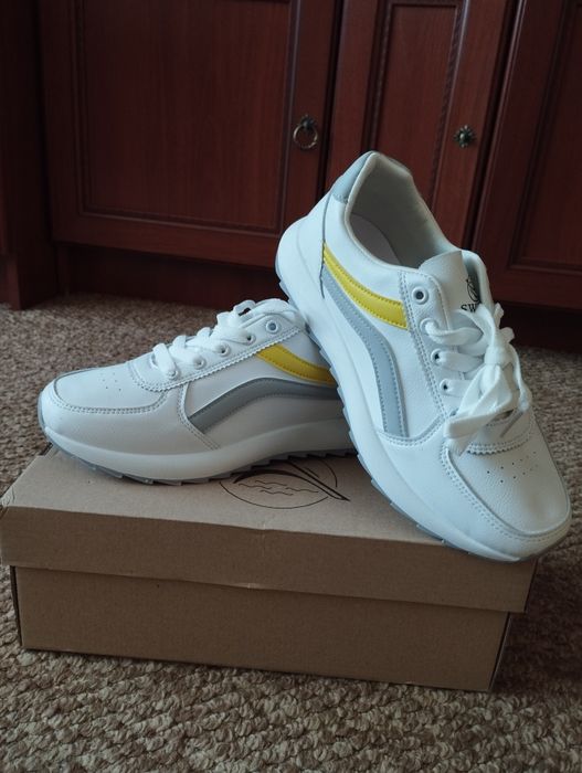 Кросівки на весну