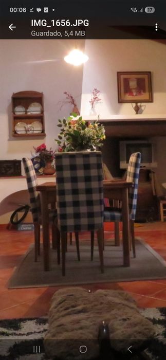 Mesa de jantar extensível em madeira maciça + 4 cadeiras estofadas