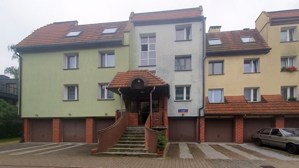 Sprzedam garaż 18,3m² z miejscem parkingowym na Oporowie przy ul. Zoli