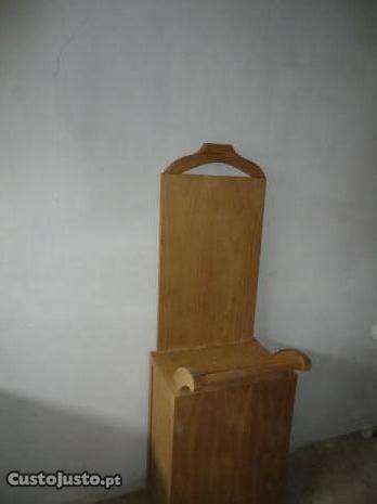Cabide em castanho com rodas e uma porta (único)