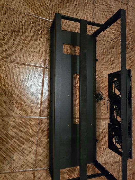 Frame RIG para 7/8 GPUs para mineração com oferta de risers e spliters