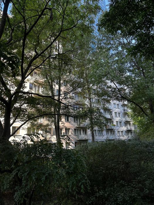 Do wynajęcia w ścisłym  Środmieściu Warszawy słoneczna, w pełni umeblowana kawalerka . Wolna od 02.10 b.r.
