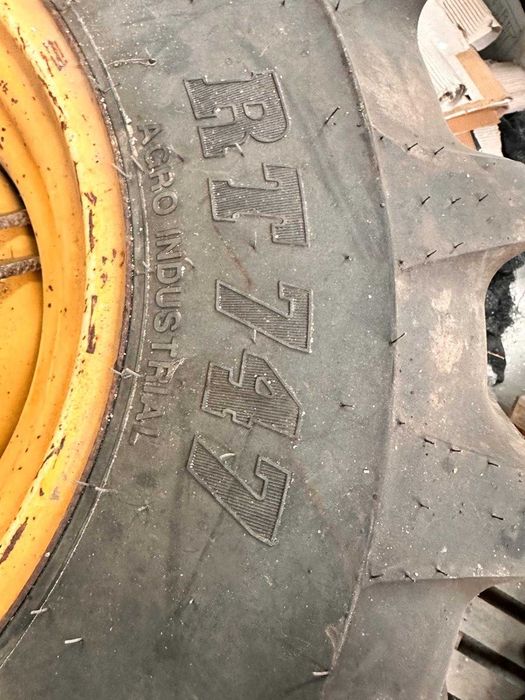 Pneus e jantes de máquina industrial