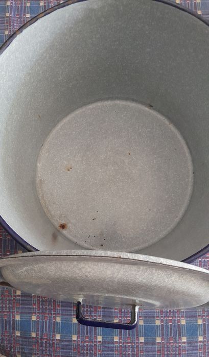 Panela antiga em esmalte