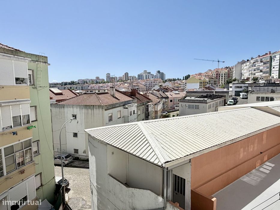 T2 remodelado na Damaia com varanda fechada e vista desafogada