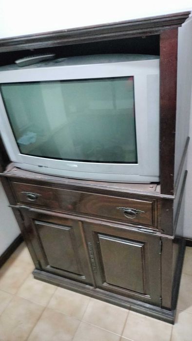 Móvel de televisão com televisão