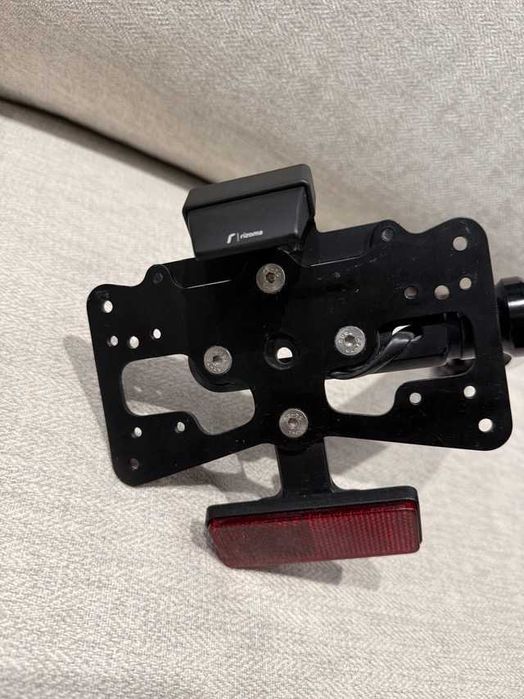 Рамка номера мотоцикла Rizoma R9T Series SIDE ARM для крепления номера