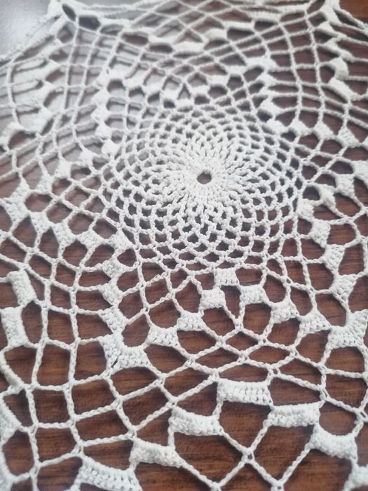 Rozm. 25 cm, Biała mocno ażurowa serwetka