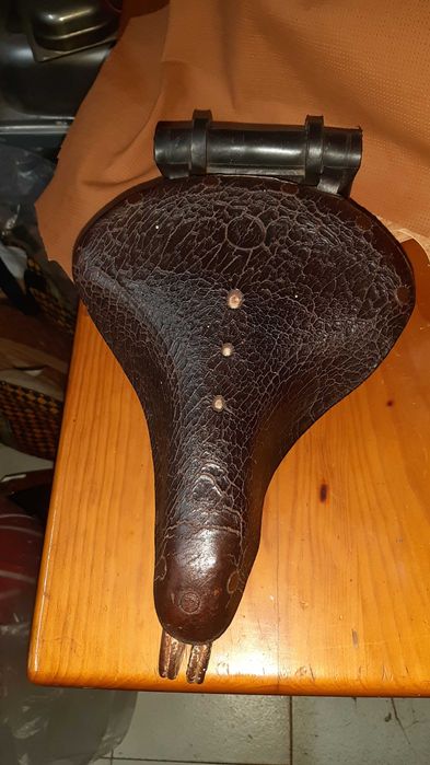 Selim marca Tabor em couro velho com mala de ferramenta