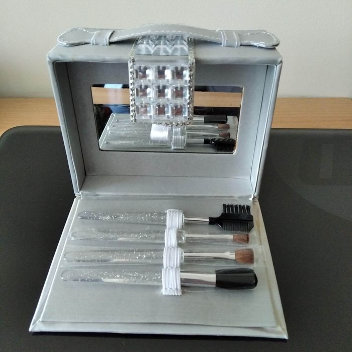 Zestaw przyborów do manicure i makijażu w walizeczce.NOWY.