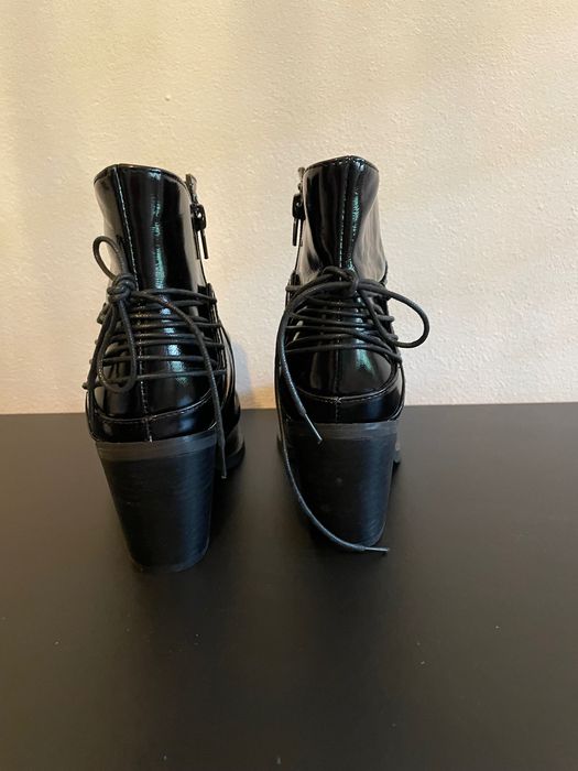 Botas pretas envernizadas