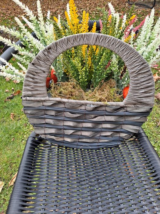 Wrzosy sztuczne w koszyku na ogrodzenie.