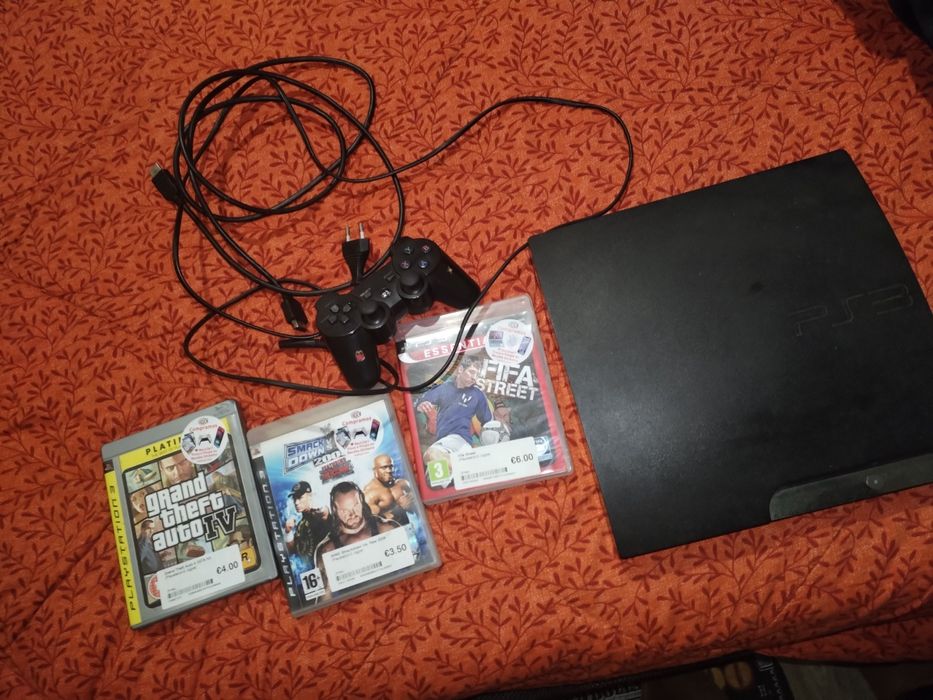 PS3 com jogos e fios
