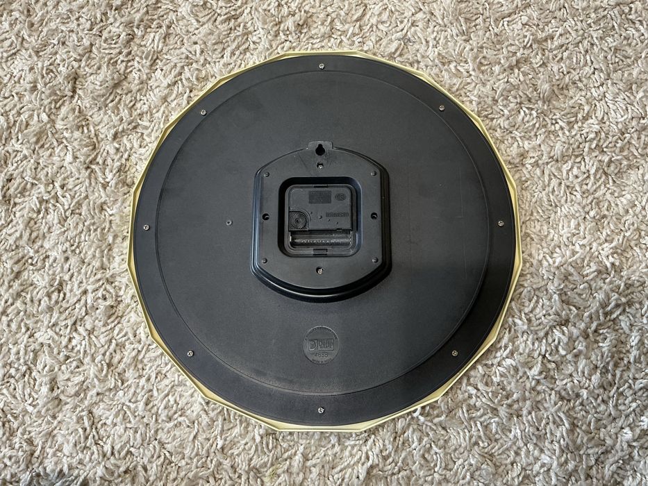 Часы годинник круглые.