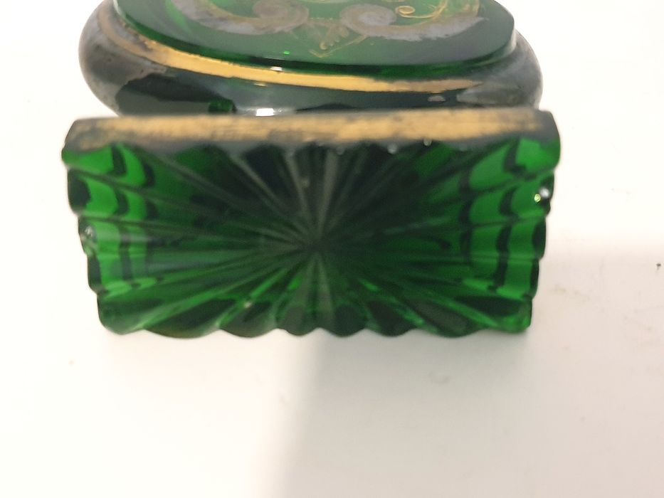 Fantástico frasco de perfume antigo em vidro esmerald Moser Bohemia?