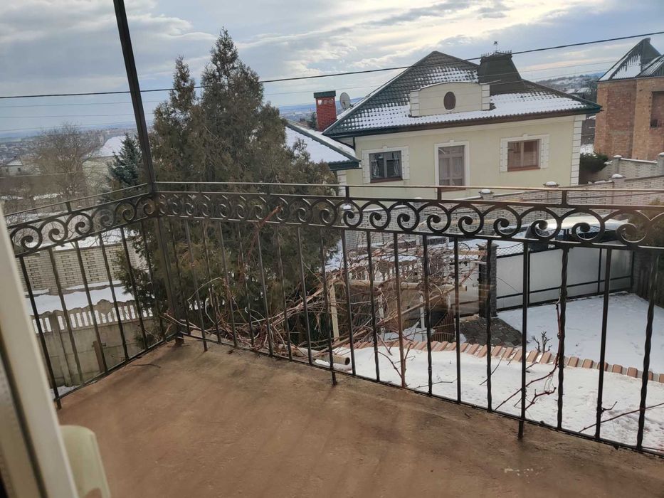 Продається двоповерховий капітальний будинок, район Роші