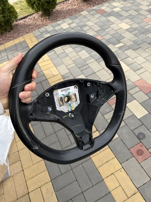 Кермо Tesla Model S