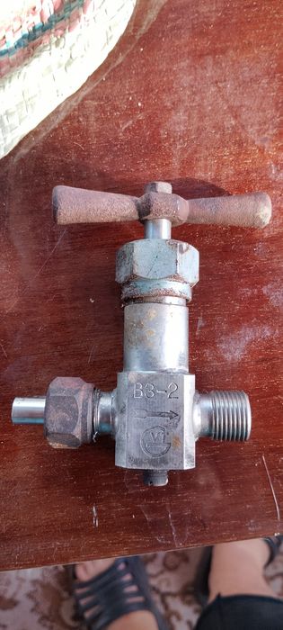 Голчастий вентиль ВЗ-2 (клапан) високого тиску радянського або пострадянського виробництва з маркуванням (ВЗ-2) та логотипом заводу ВТ.