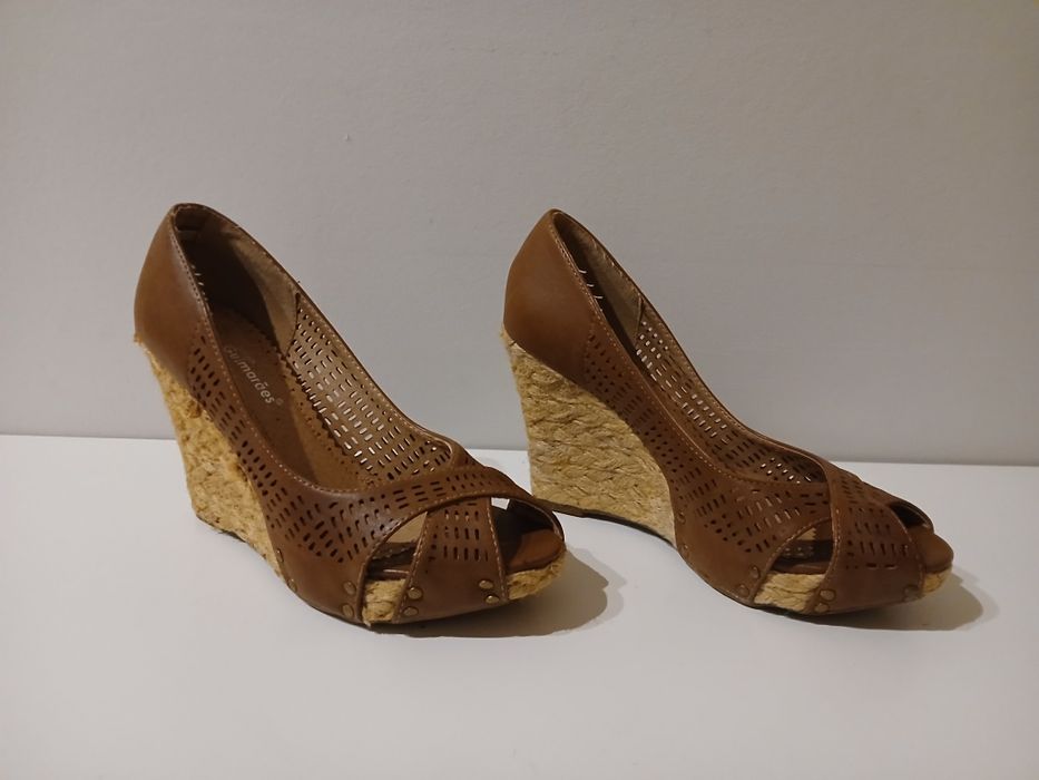 Sapato castanho aberto e com cunha