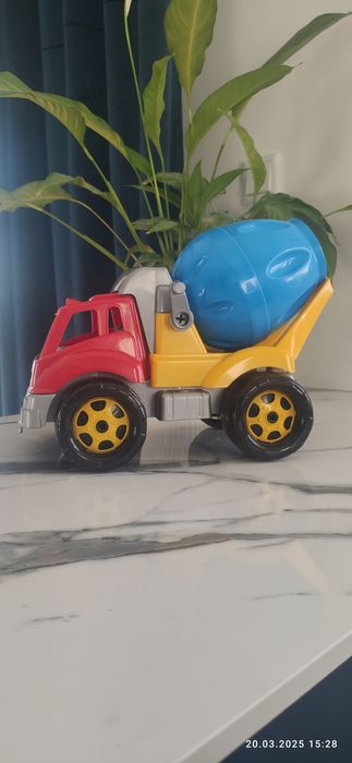 Duży samochód betoniarka jak nowa maluch budowlaniec
