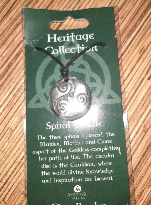 Colar "Espiral da vida" em prateado. Preço: 3 euros.