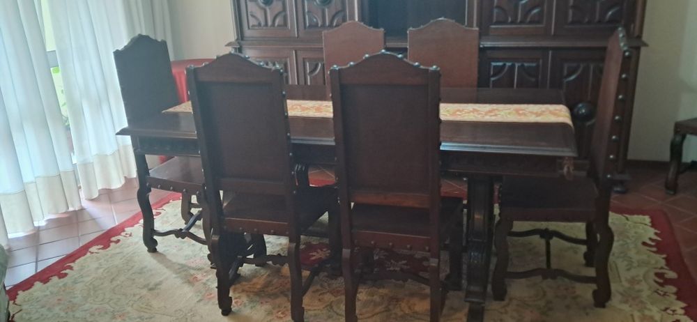 Mesa de jantar com 8 cadeiras