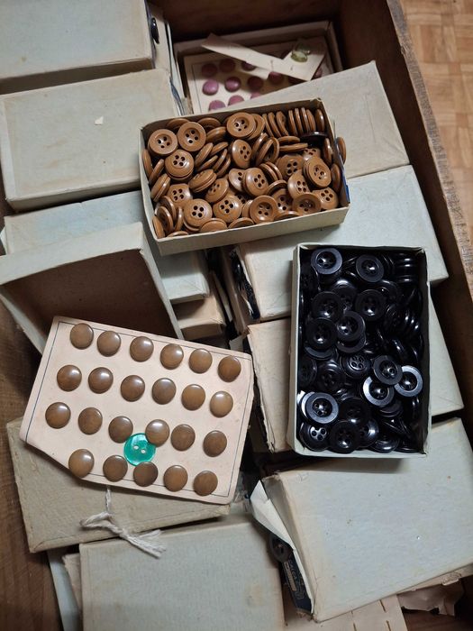 Lote 1 : ~11kg de Botões de costura Vintage, novos