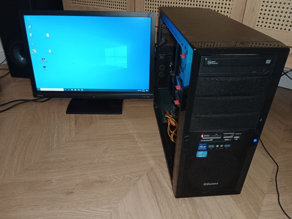 Komputer z monitorem