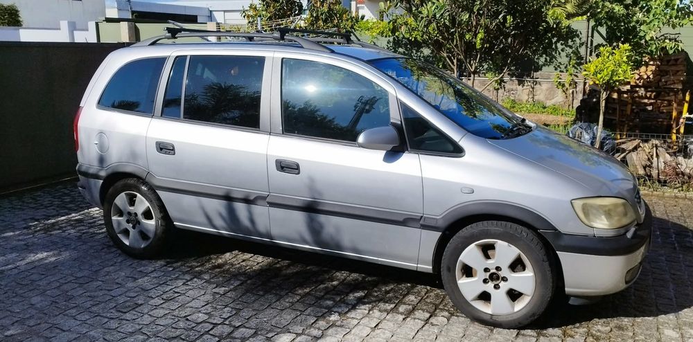 OPEL ZAFIRA 2.2 DTI Elegance
Viatura nacional (sempre do mesmo proprietário)
Versão 2.2 DTI Elegance