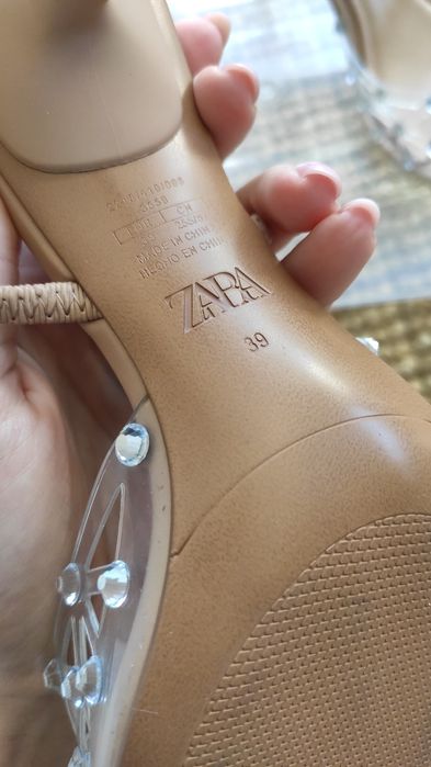 Buty na obcasie z odkrytą pietą i błyszczącymi zdobieniami zara
