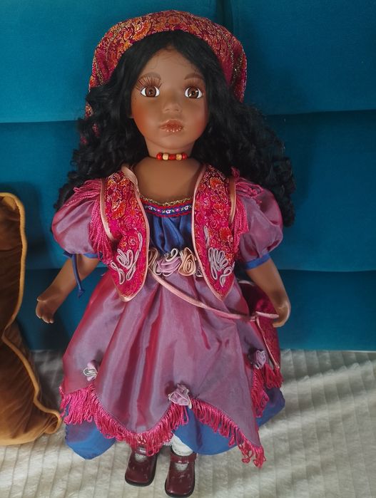 Lalka porcelanowa sygnowana cyganka