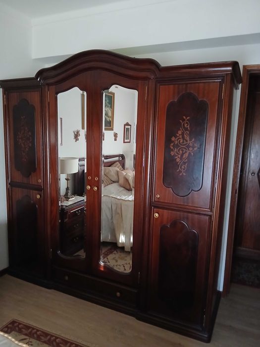 Roupeiro em Mogno com Embutidos