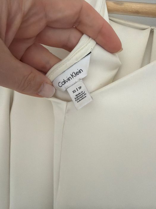 Camisola Calvin Klein com colar prateado