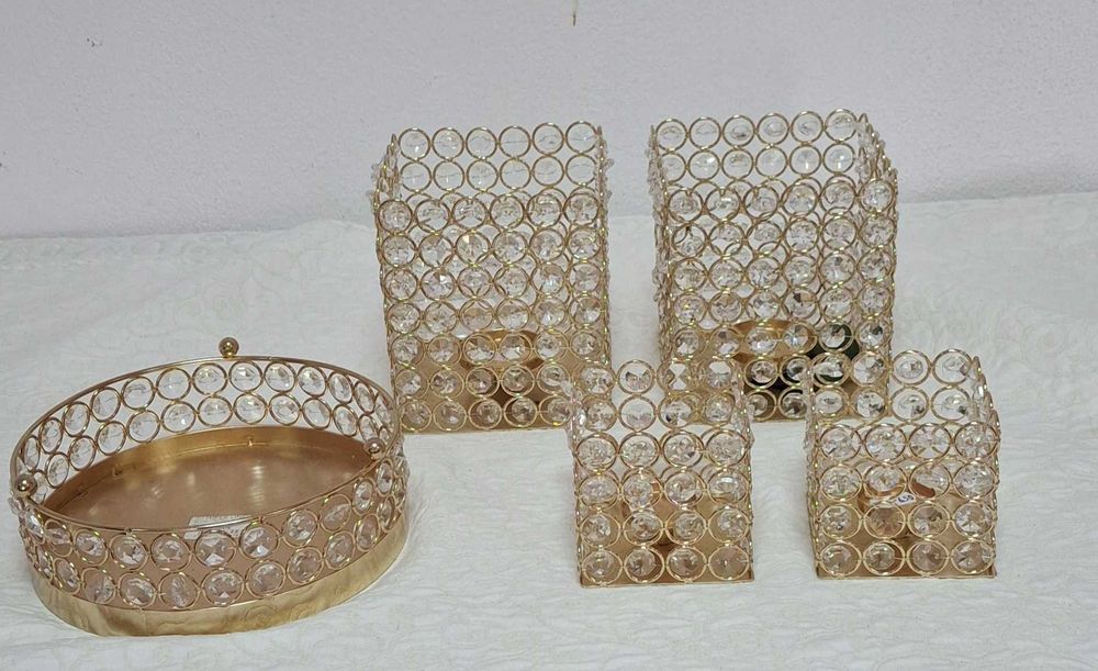 Vaso de metal dourado com cristal