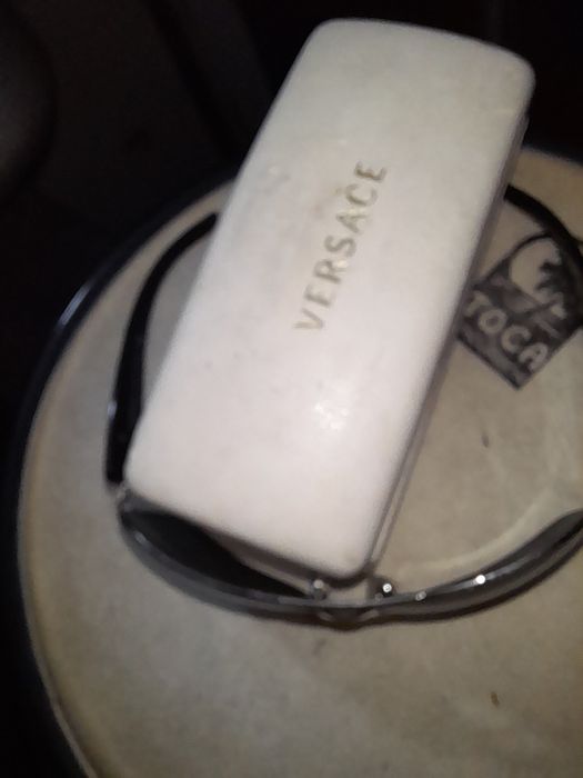 Oculos versagie modelo utilizado num video de musica