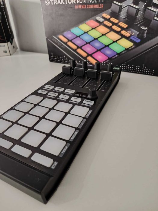 Traktor Kontrol F1 (Caixa + Bolsa Oficial)
