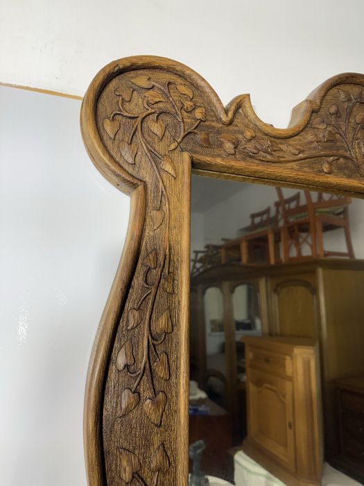 Lustro w rzeźbionej ramie