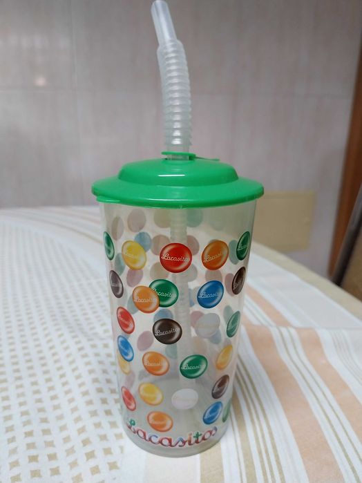 Copo com tampa e palhinha, Lacasitos