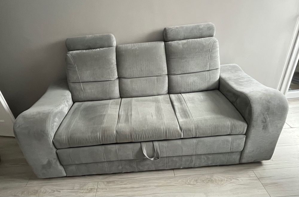 Sofa z pufami i zagłówkami, funkcją spania