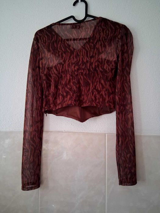 Calça e top Bershka.