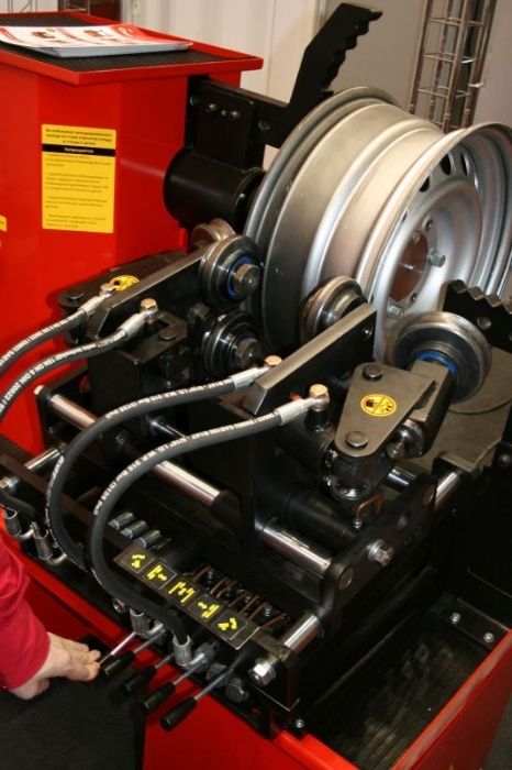 Рихтовка, правка, катка, ремонт, выкатка дисков, шини Диски шиномонтаж