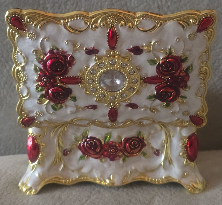 Piękna szkatułka metalowa w emalii ze złoceniami w stylu  Faberge