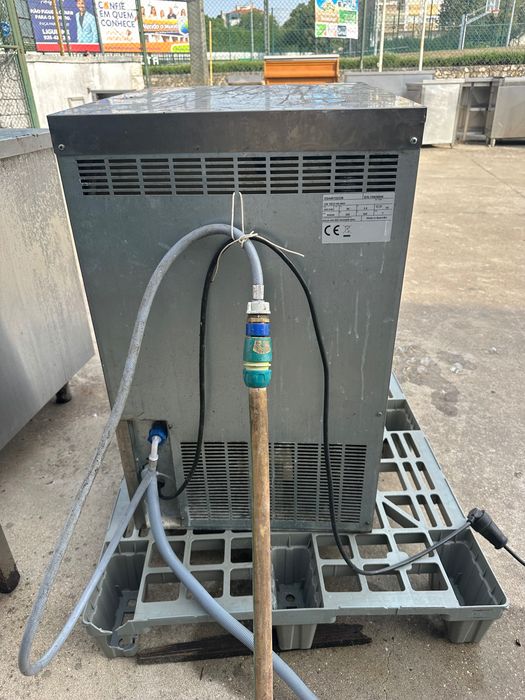 Máquina gelo 40Kg dia recente e em funcionamento