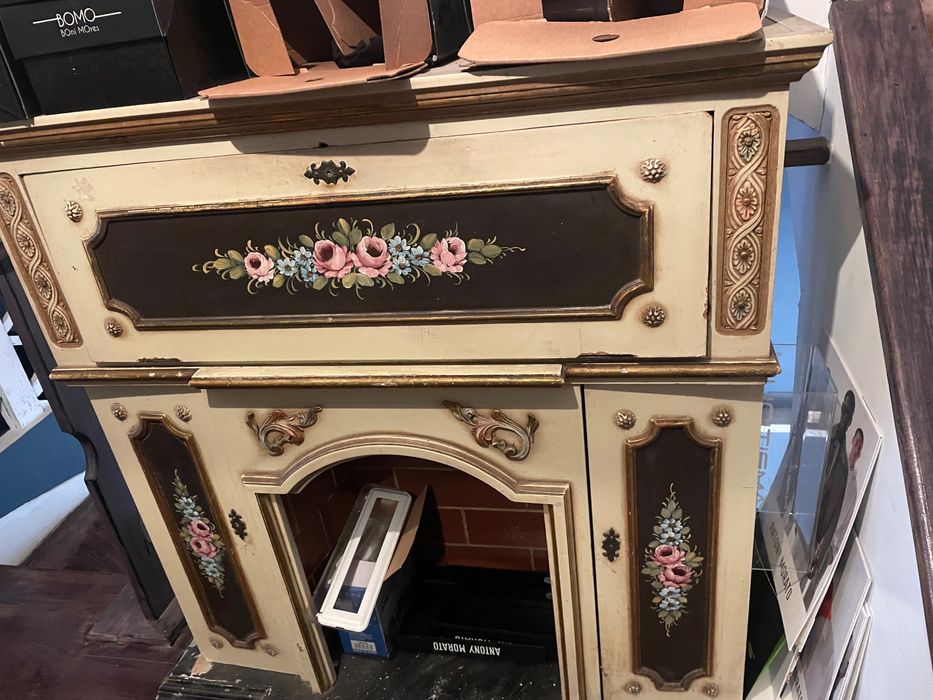 Móvel decorativo vintage pintado à mão – ideal para loja ou montra