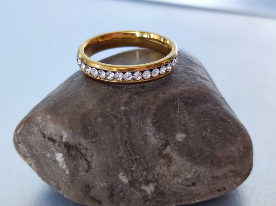 pierścionek obrączka z cyrkoniami r 18mm stal szlachetna
