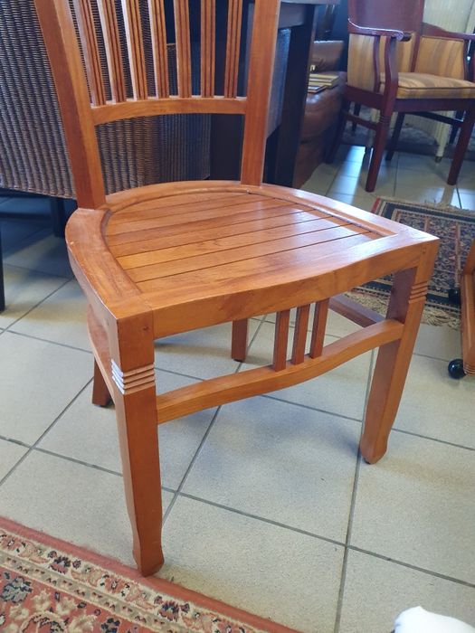 Cztery drewniane krzesła