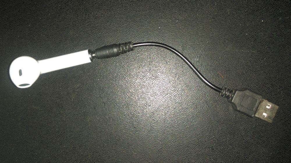 Беспроводный Bluetooth наушник с USB кабелем для зарядки.